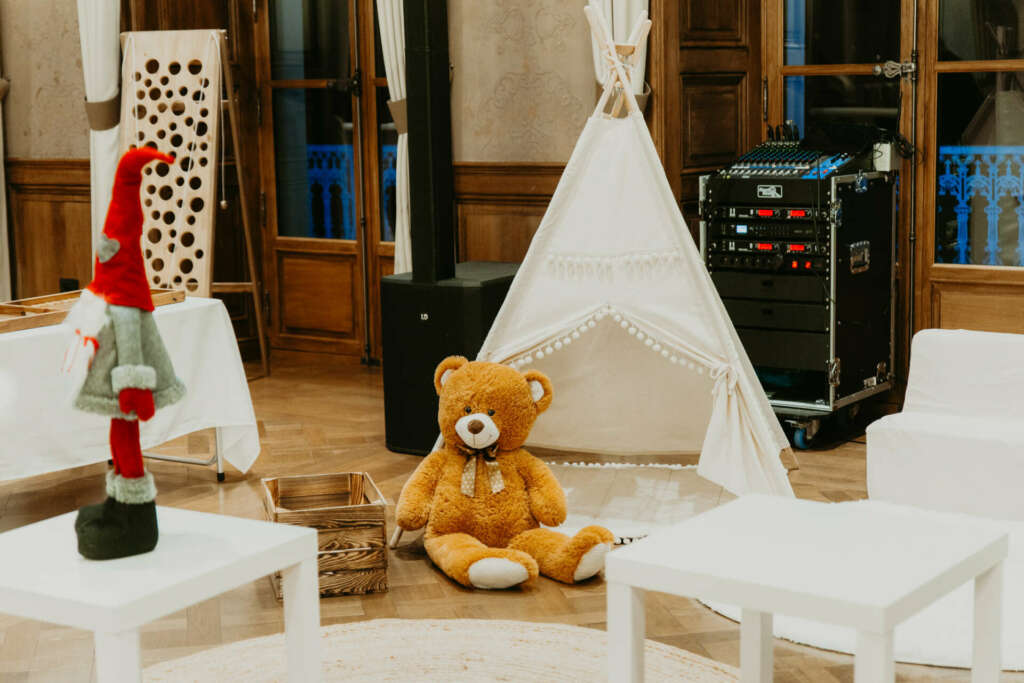 espaces enfants au chateau de tresserve dans la salle du lac avec tipi, ours en peluche et décor de naol