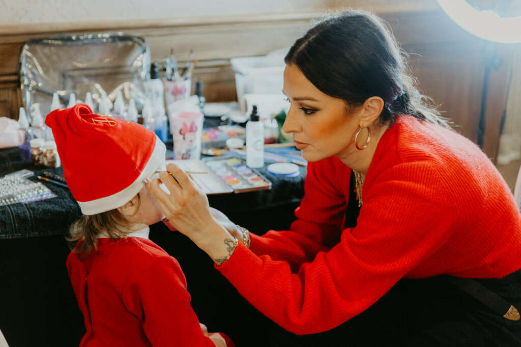 maquillage pour enfants lors d'un evenement de noel au chateau de tresserve