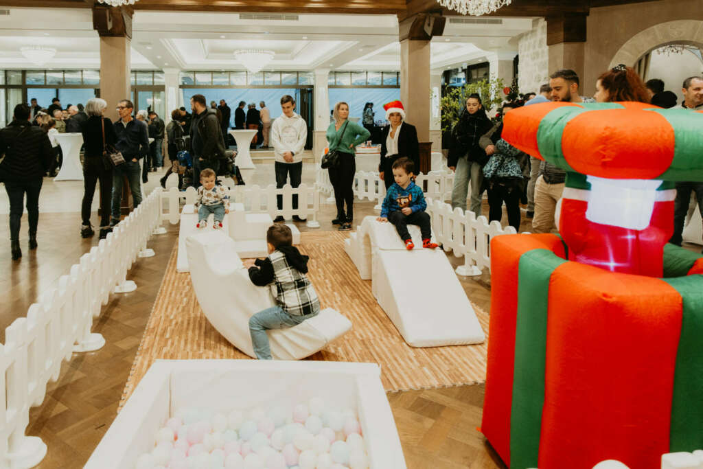 aire de jeux intérieurs pour enfants lors de l'arbre de noel au chateau de tresserve
