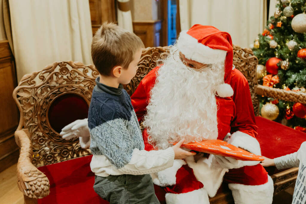 Père Noel et un enfant