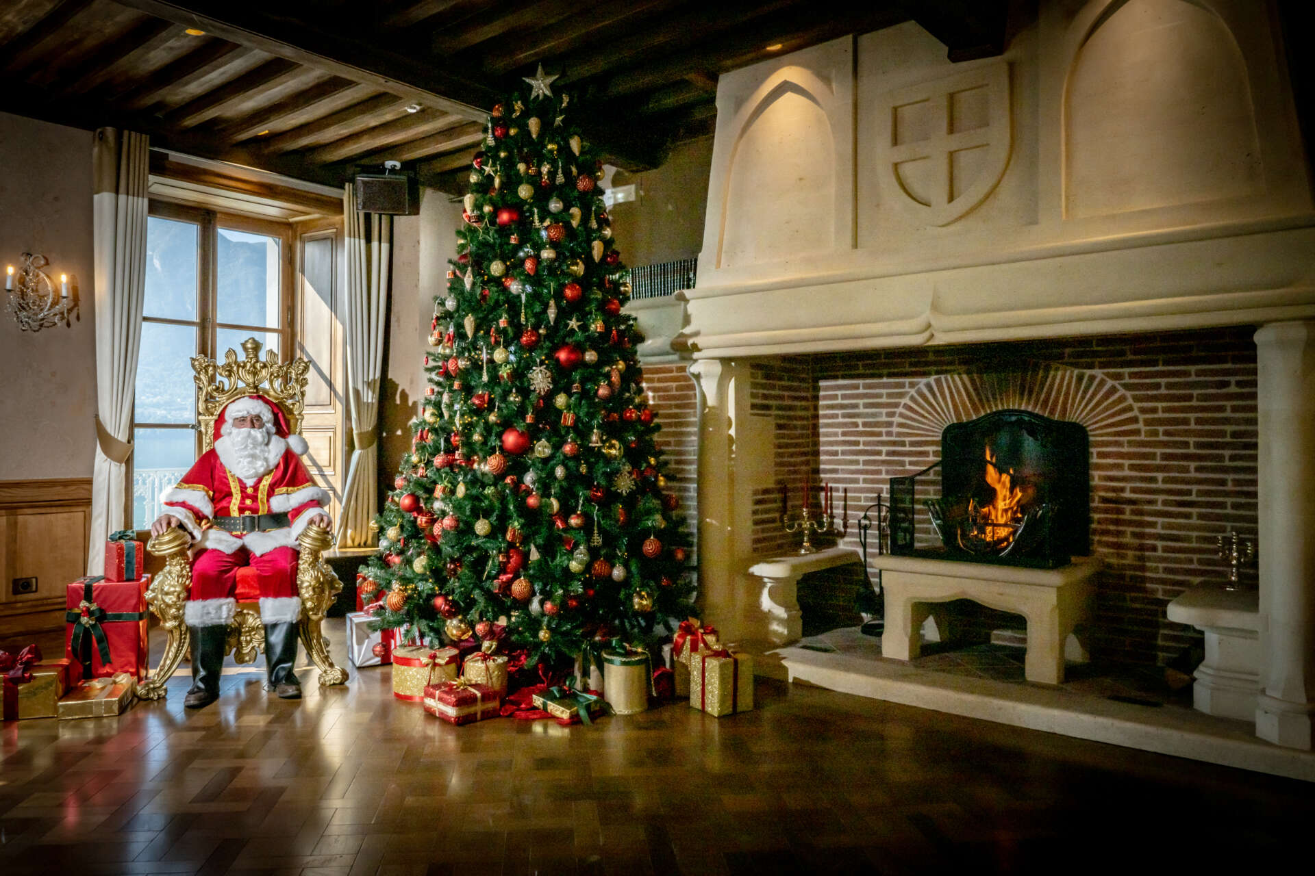 Le père Noel et son magnifique arbre de Noel